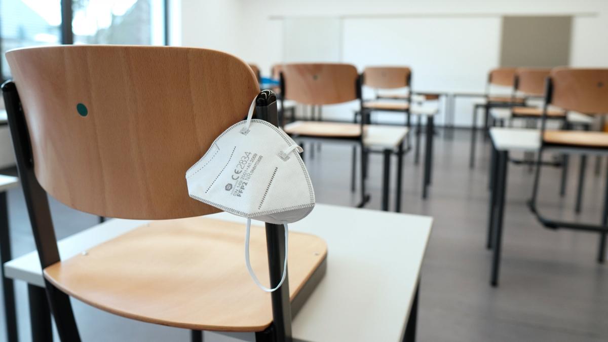 Foto van mondmasker aan schoolbank
