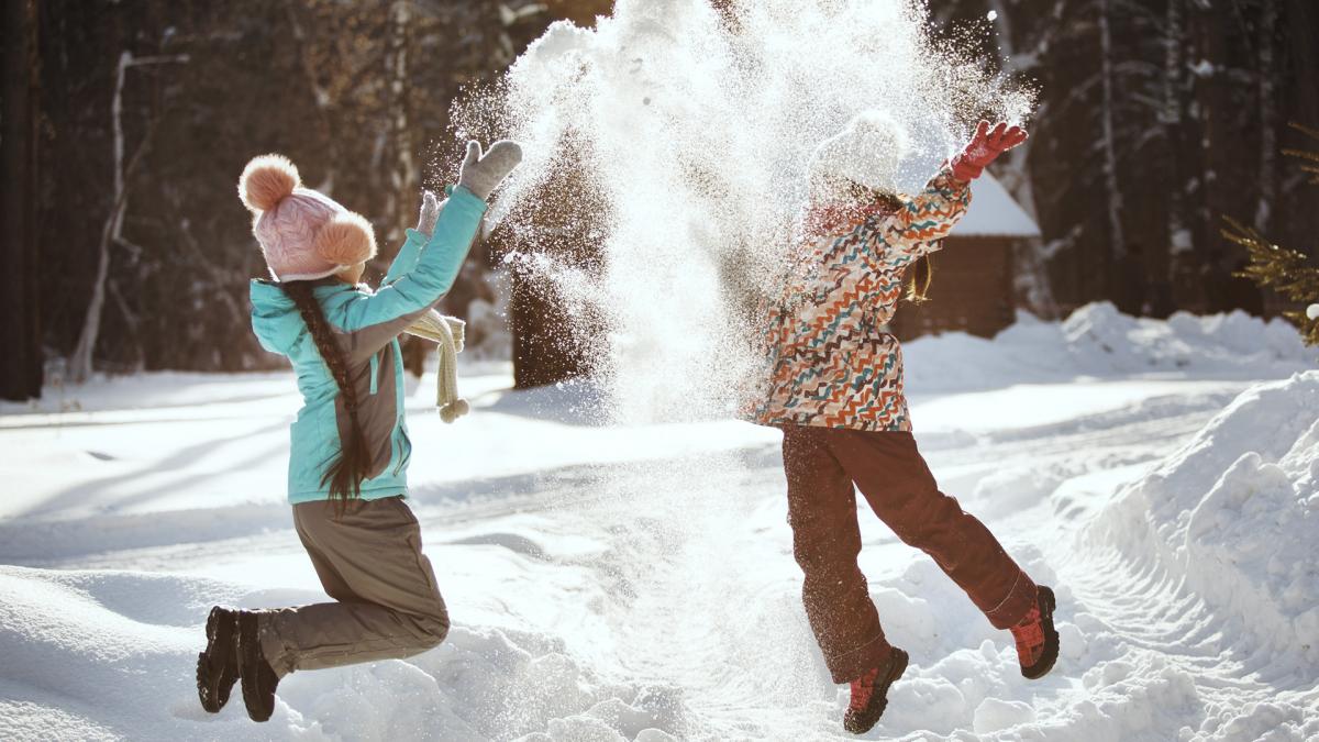 Foto van kinderen die in sneeuw spelen