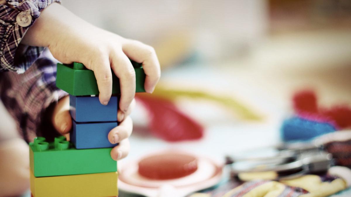 Foto van kindje dat speelt met blokken