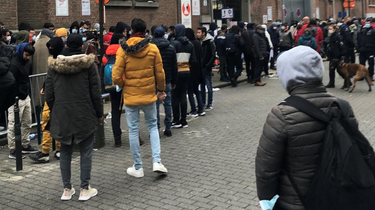 Foto van wachtende mensen