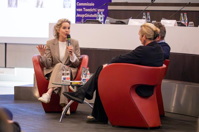 Kinderrechtencommissaris Caroline Vrijens en parlementsvoorzitter Liesbeth Homans