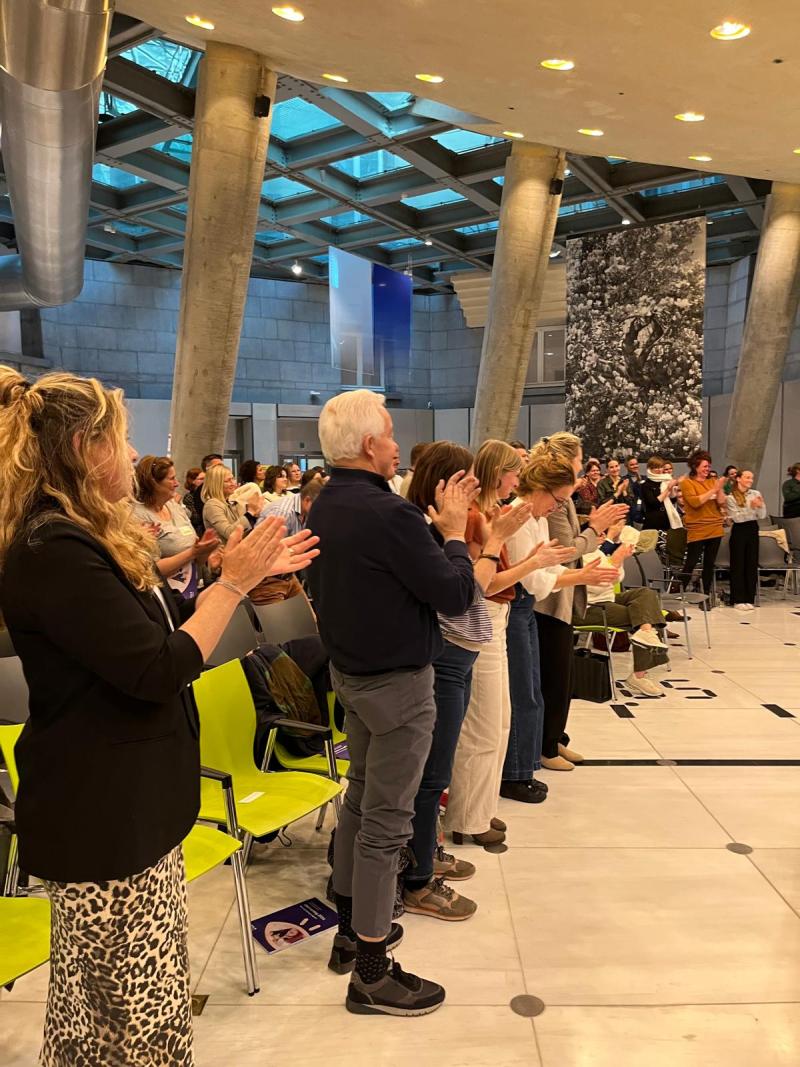 Staande ovatie voor jongere die zingt
