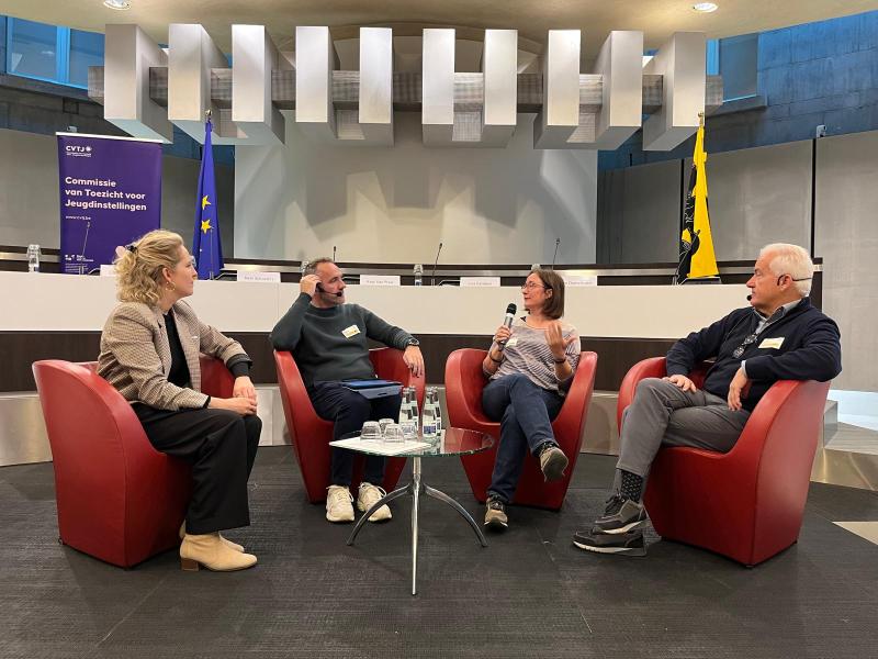 Caroline en Xavier in gesprek met twee maandcommissarissen