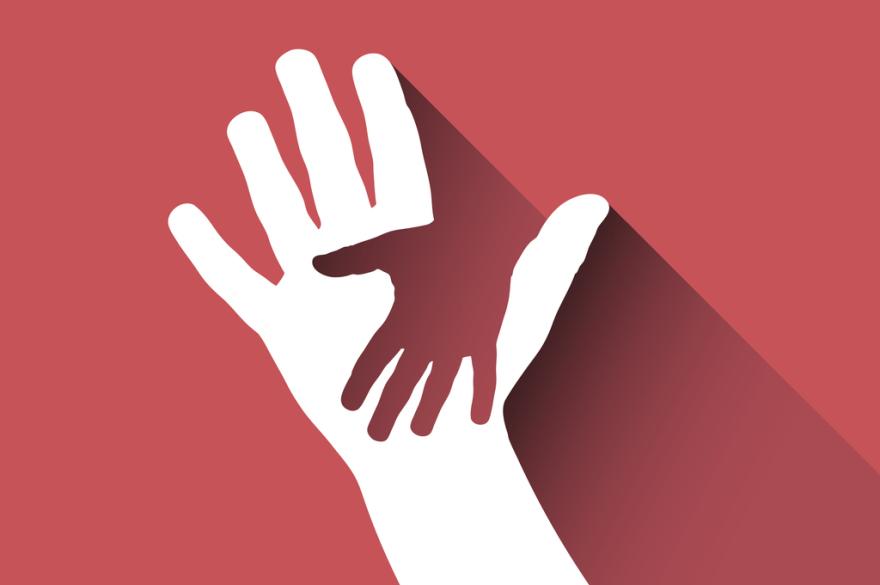 Volwassenhand en kinderhand