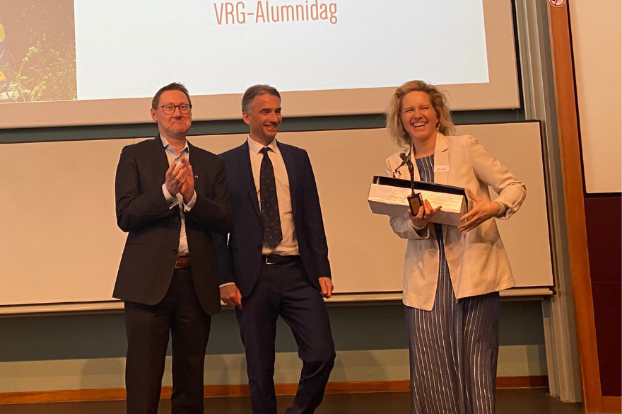 Kinderrechtencommissaris ontvangt VRG-Alumniprijs 