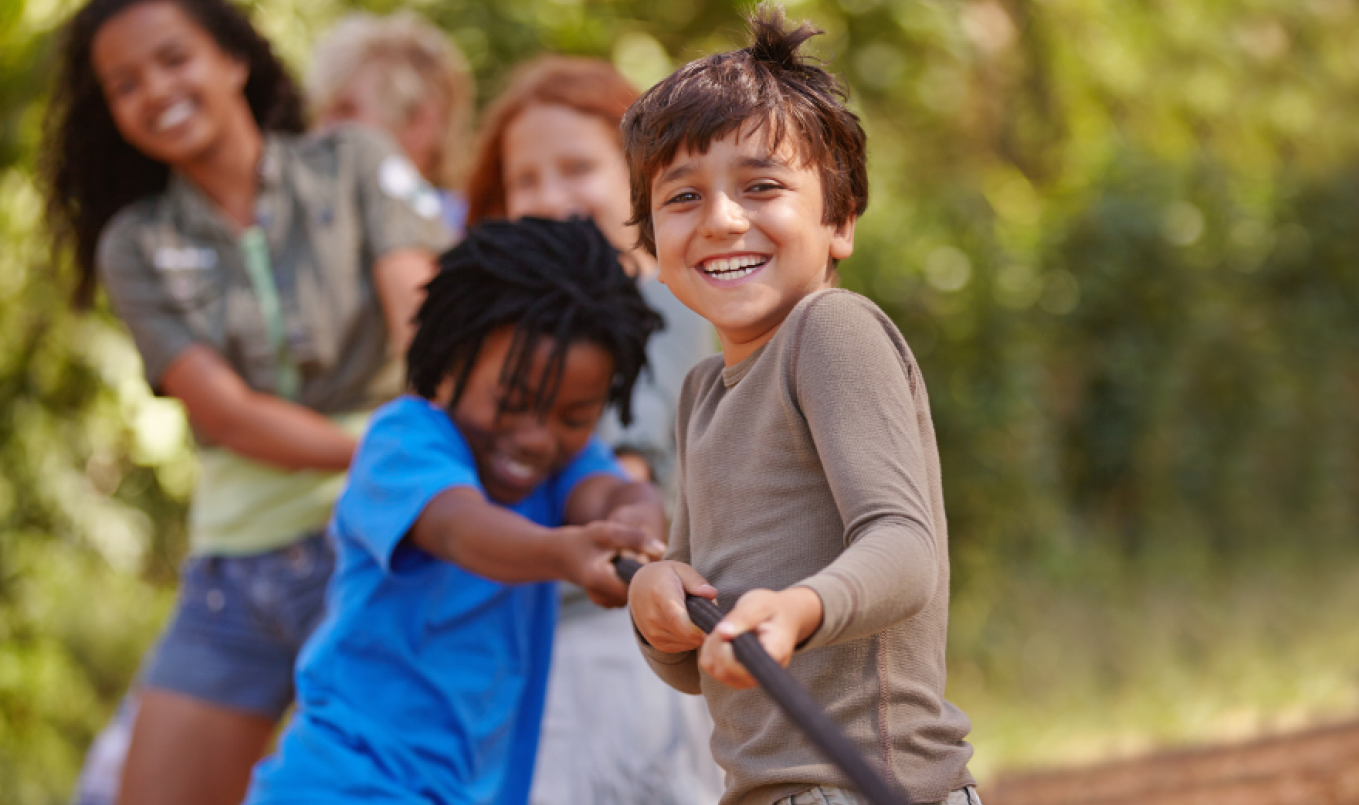 Spelende kinderen die touwtrekken